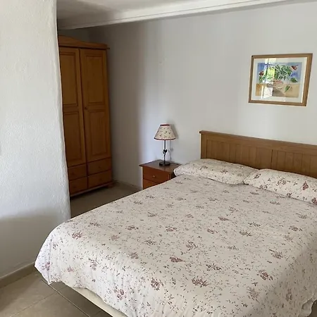 Spacious Characterful With Spectacular Views In Quiet Rural Setting. *